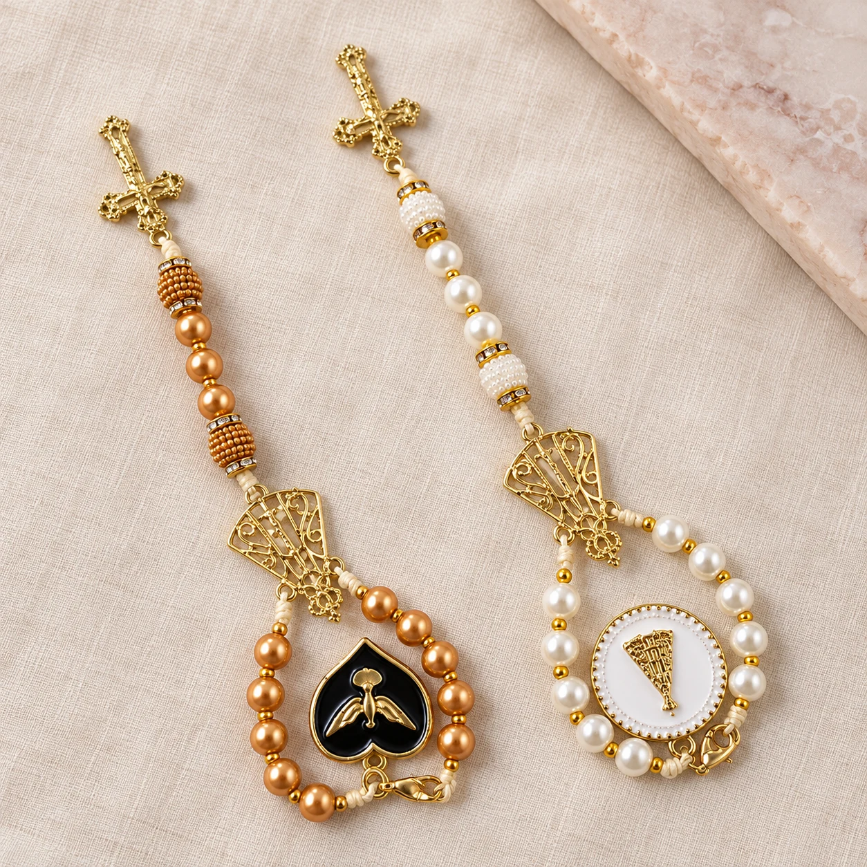 Mini terços em pérolas e dourado, peça feita pela Artes da Val